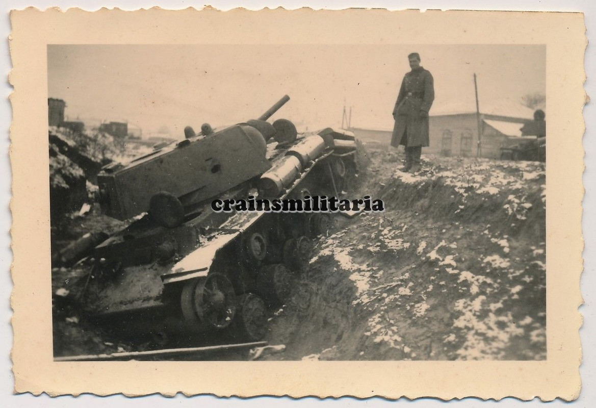 Orig. Foto Soldat b. zerstörte Beute Panzer KW-1 KW-I Tank in Ru