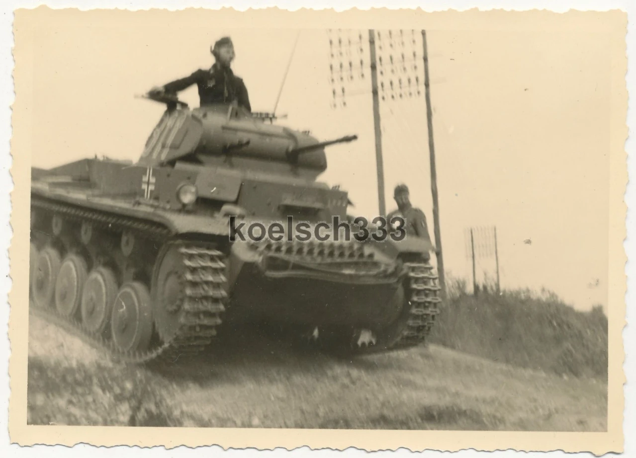 Foto Panzer II der 7 Panzer Div auf dem Vormarsch an der Somme in Frankreich