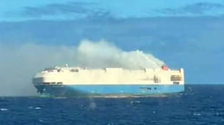 Barco cargado con autos de lujo se incendia en medio del océano Atlántico