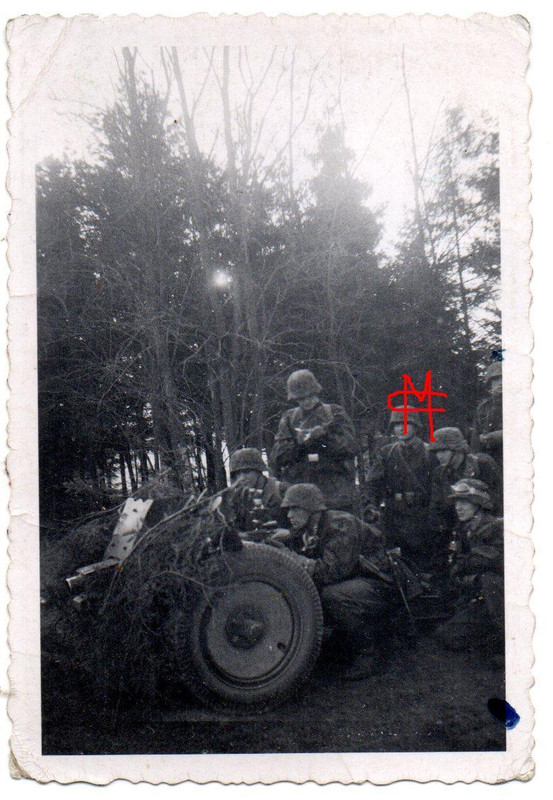 Orig Foto Deutsche Soldaten tarnkleidung Tarn Camo mit Infanterie geschütz