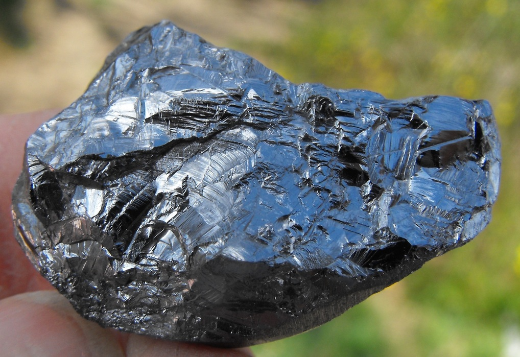 Roca de silicio puro recién extraída de una cantera