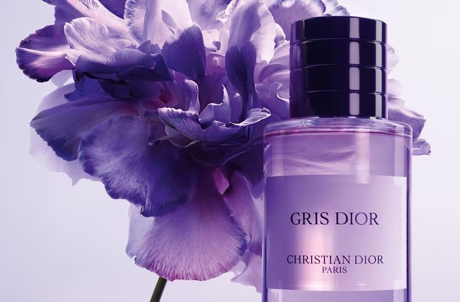 Jenna Ortega volto del profumo unisex Gris Dior
