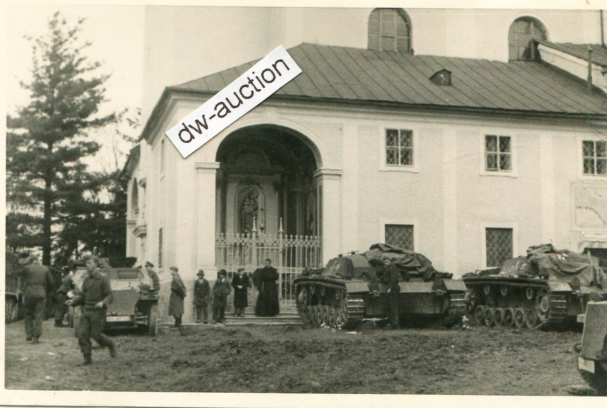 Sturmgeschütz Abt. , Stug vor Kirche in Bereitsc