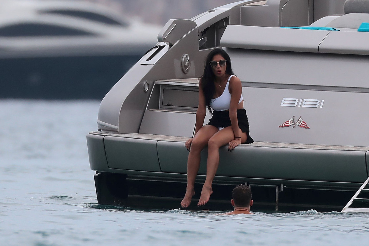 Nicole-Scherzinger-White-Swimsuit-17