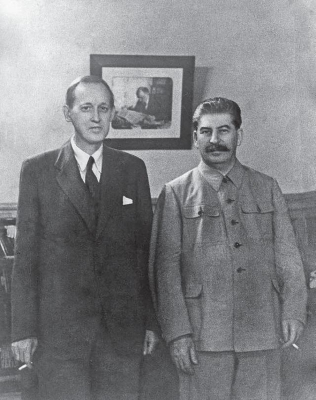 Harry_Hopkins_and_Stalin.jpg