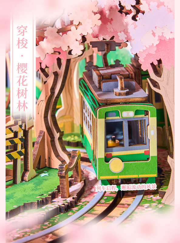 Détail du tramway et des cerisiers illuminés