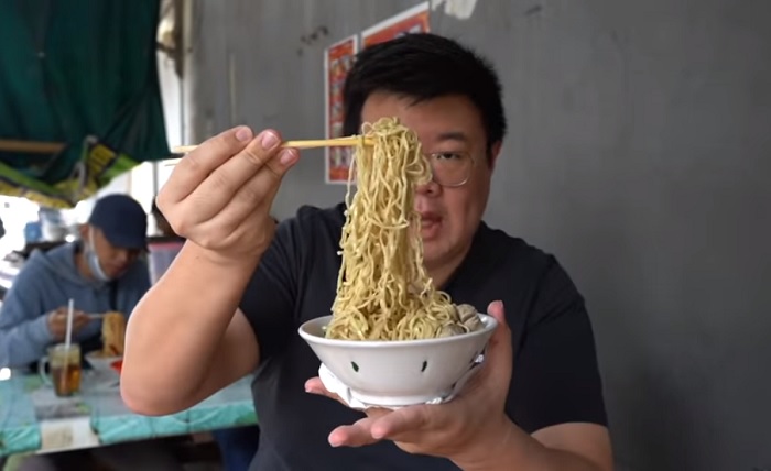 Pemilik akun Youtube Anak Kuliner saat mencoba sajian Mie Ayam Pak Ino.