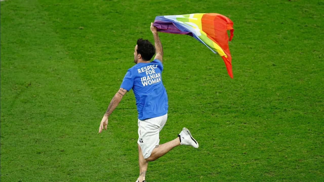 Pasará seis meses en prisión aficionado que invadió cancha