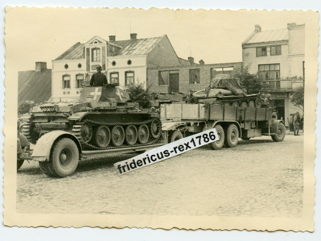 ! Foto Panzer Tank PzKpfw II Ausf D in Polen Zwoleń 1939 Kennung auf Tieflader LKW
