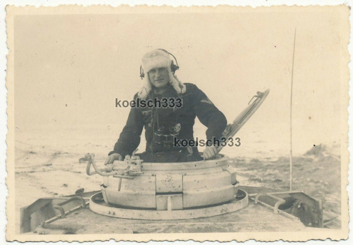 Foto Panzer IV Kommandant mit Pelzmütze Funkkopfhörer und Fernglas im Turm 1942