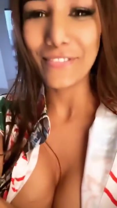 [Image: Poonam-Pandey-undressing-for-fans-live-184.jpg]