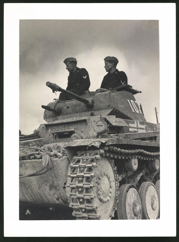 Fotografie 2.WK, Panzermänner der Wehrmacht im Panzer II Kennung I07