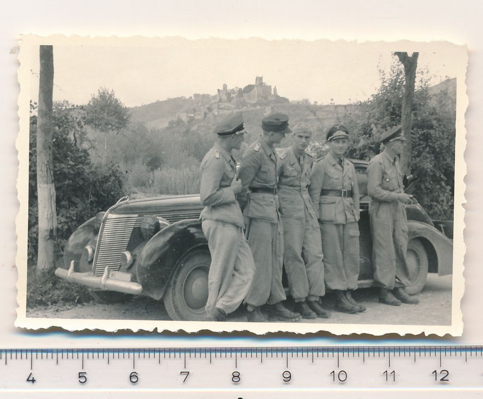 SUPER FOTO 2.WK Fallschirmjäger vor PKW Oldtimer