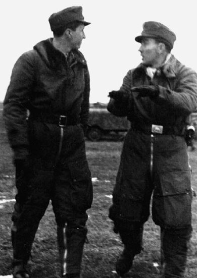Nowotny, izquierda y su compañero Karl Schnörrer describiendo un combate aéreo poco después de finalizar una misión de combate. Frente Oriental, otoño de 1943 Nowotny, izquierda y su compañero Karl Schnörrer describiendo un combate aéreo poco después de finalizar una misión de combate. Frente Oriental, otoño de 1943