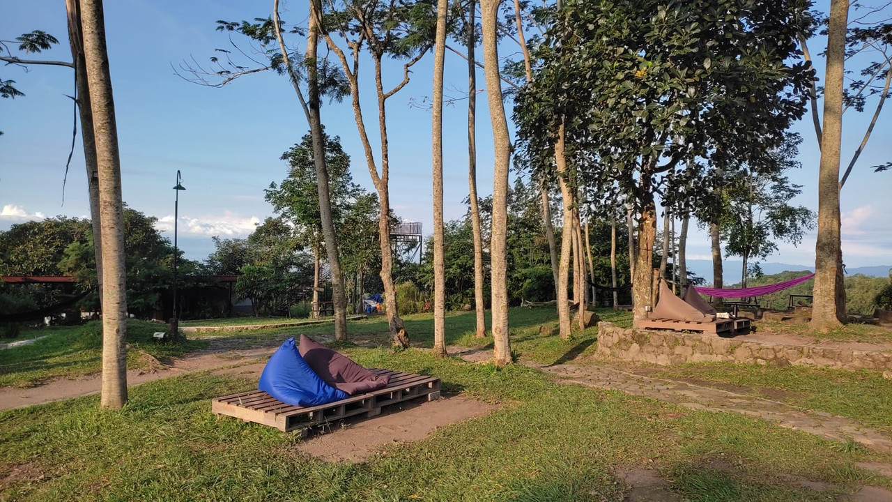 Area berkemah dan piknik di Nawang Jagad, tempat wisata alam di Jogja.
