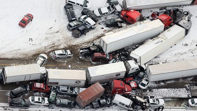 Tremenda carambola con 50 autos deja al menos tres muertos