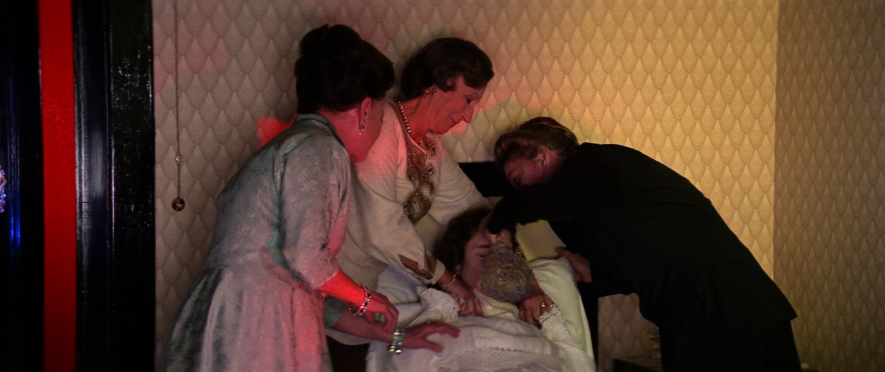 Suspiria (1977) 40th Anniv.mkv_snapshot_00.30.23_[2018.02.01_04.