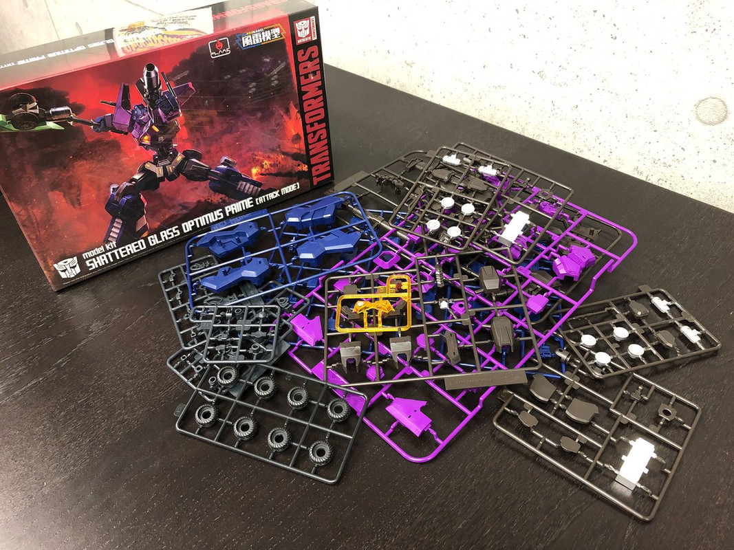 Flame-Toys-Furai-Model-Shattered-Glass-Optimus-Prime-02