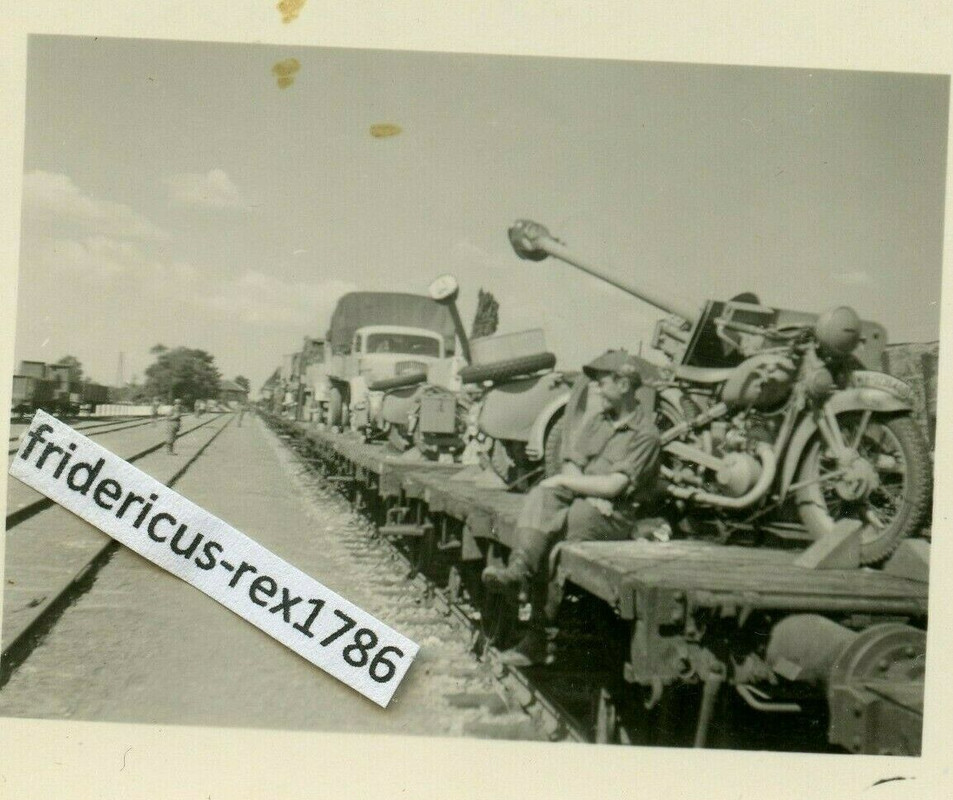 Foto WH Gebigs Div. Panzer Jäg. Abt. Bahntransport nach Griechenland Pak Krad1