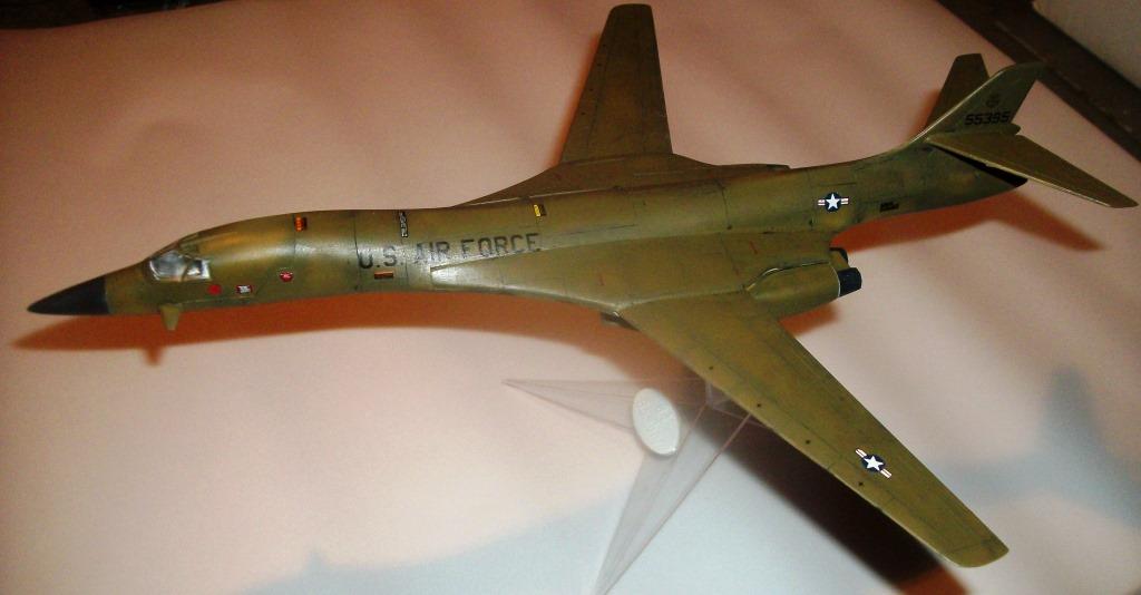 Easy To Assemble 10+ B-1 BOMBER 1/144 Scale Lindberg Model KIT