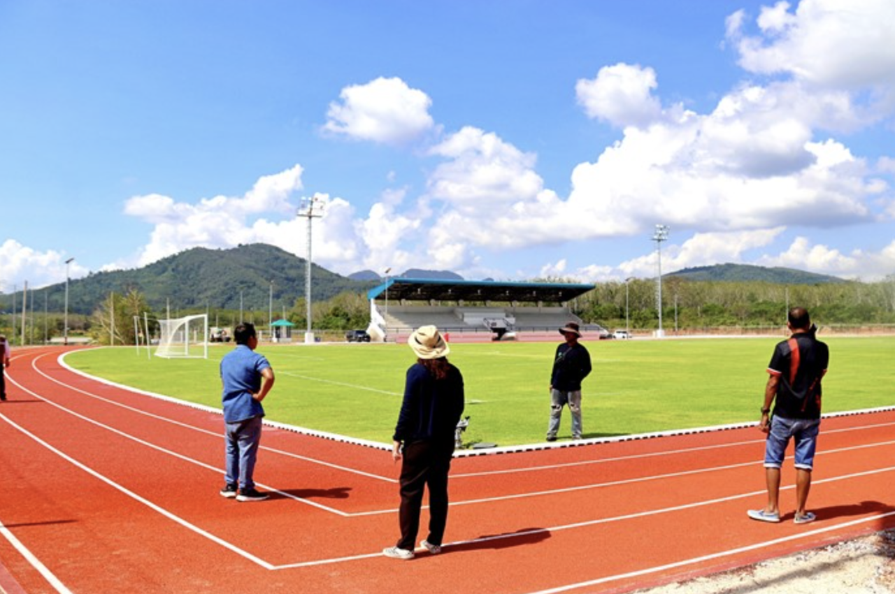 โซเชียลตั้งคำถาม สนามกีฬาเทศบาลปาดังเบซาร์ ลู่วิ่งทรงสี่เหลี่ยม ผิดปกต...