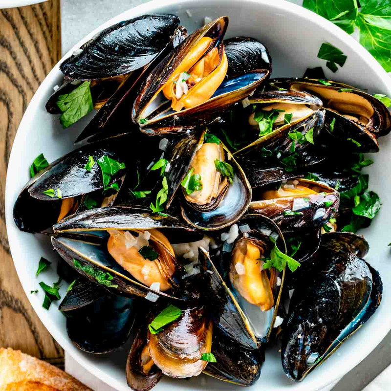 simple-steamed-mussels-with-garlic-sq-041