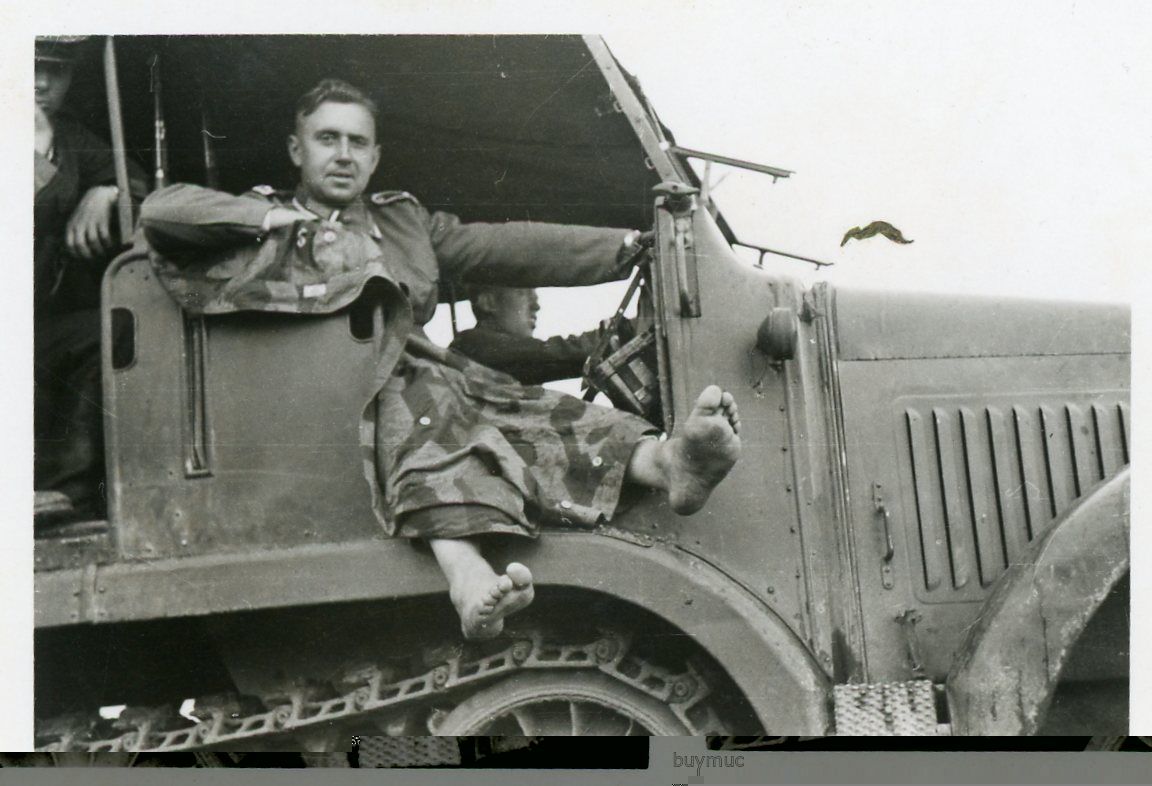 FOTO SD KFZ KABINE SOLDAT MIT TARN AUSRÜSTUNG