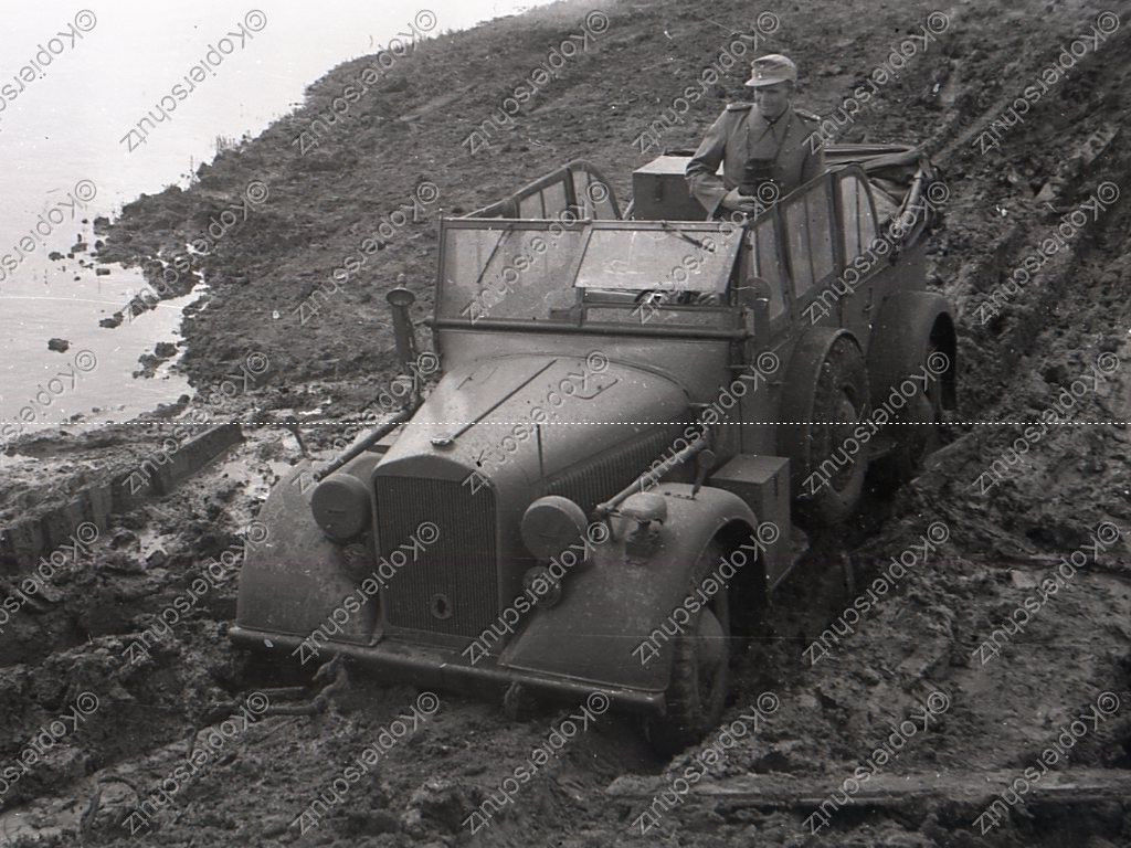 Gebirgsjäger Kommandeur im Kübelwagen, Russland