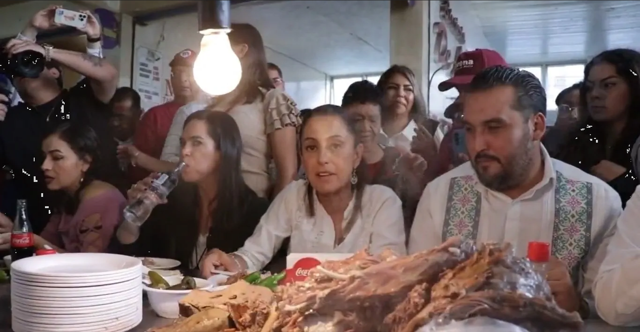 Sheinbaum llega a Aguascalientes y se come una birria en el Mercado Juárez