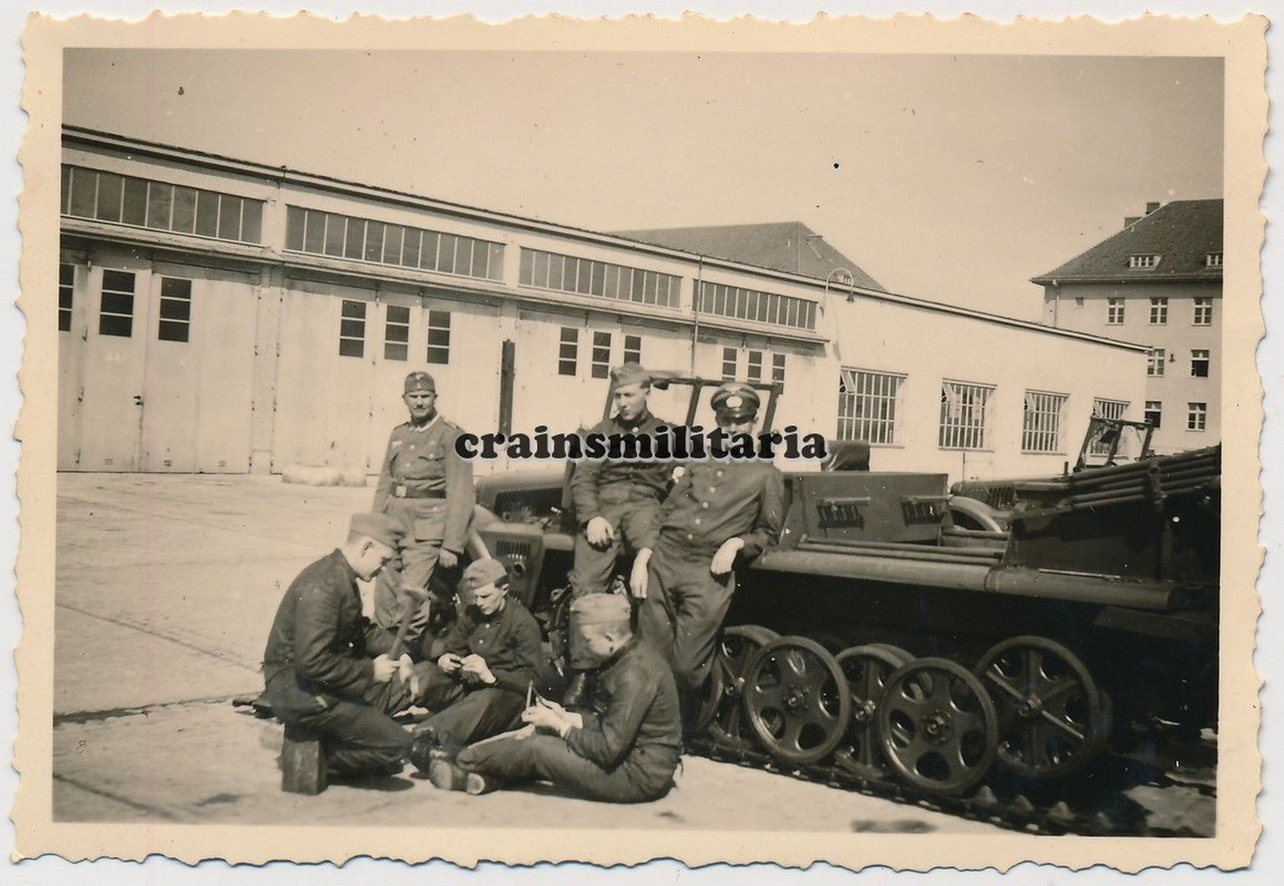 Orig. Foto SdKfz 10 Halbkette Mechaniker in Kaserne WÜNSDORF Zos