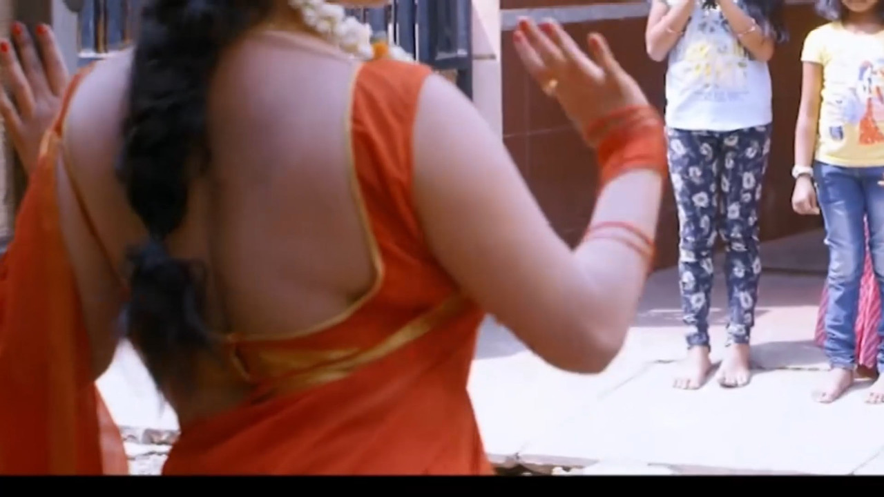 Shubha Poonja  Hot Scenes from an old tulu movie.mp4_snapshot_00.10.616