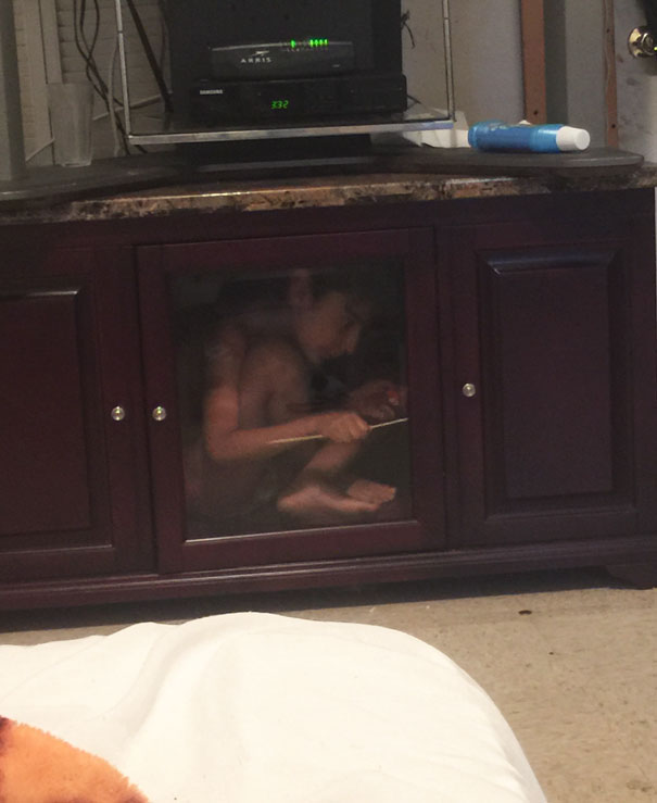 funny-kids-playing-hide-and-seek-571-605
