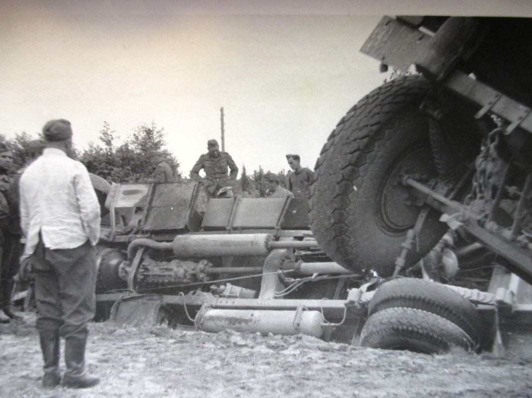 WK WW Soldaten Feldzug LKW Unfall Straße Rußland