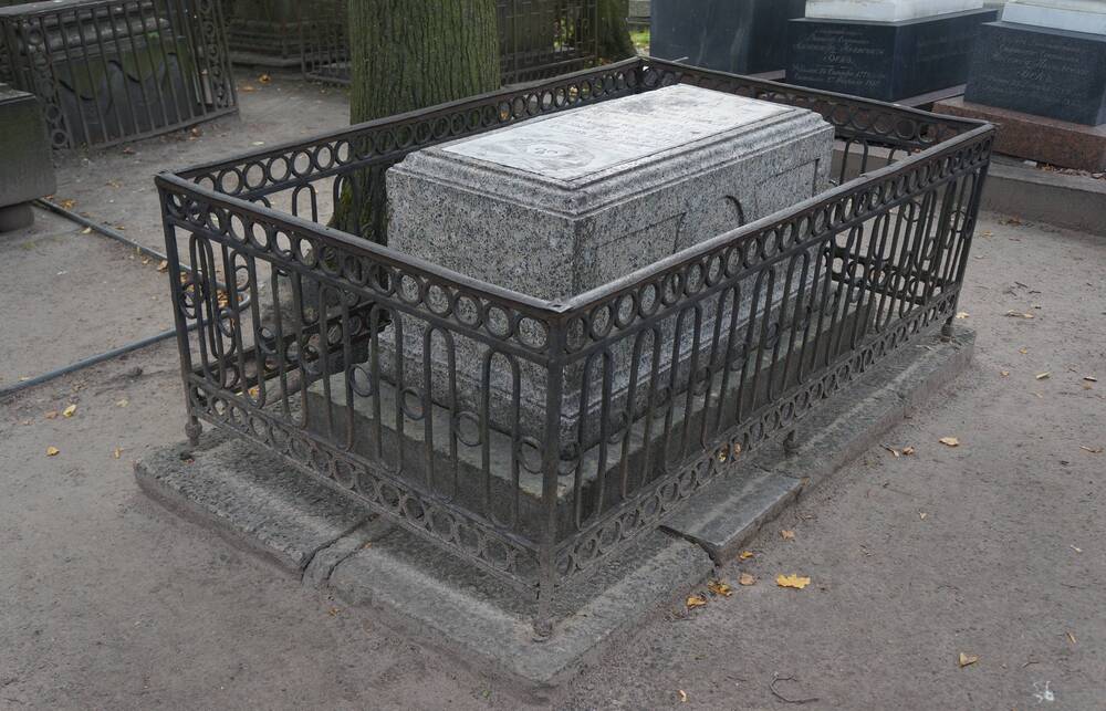 pamyatnik-fonvizinu-denisu-ivanovichu-1745-1792-1