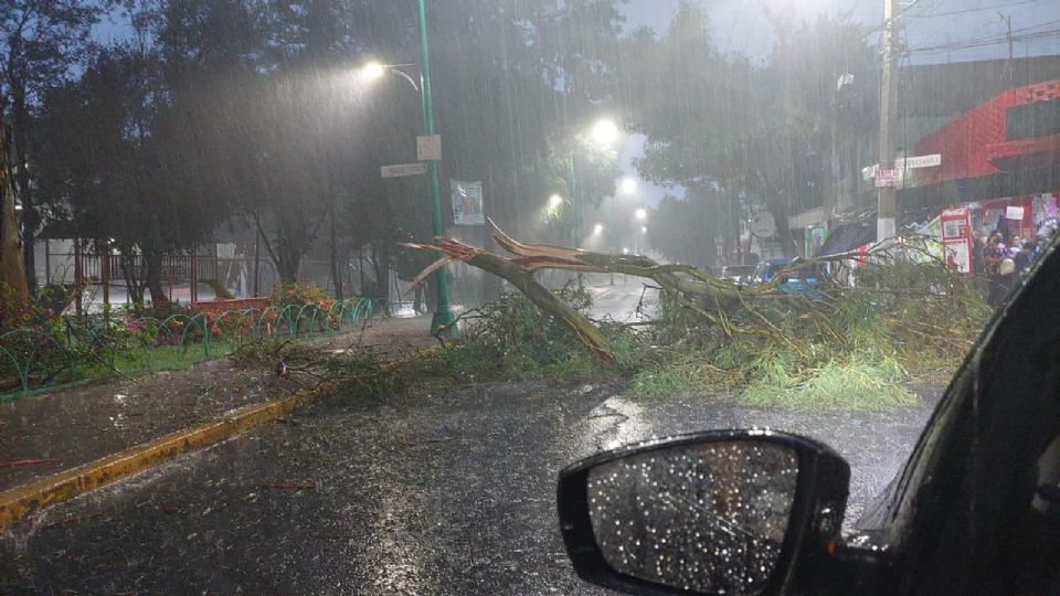 VIDEO: Fuertes lluvias y granizadas desquician a los habitantes de la CDMX; 'Tláloc' se enojó