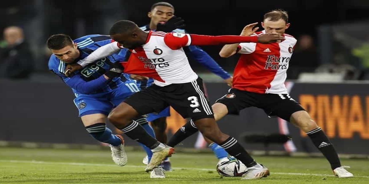Aficionados del Feyenoord atacan al Ajax, dispararon bengalas al camión del equipo