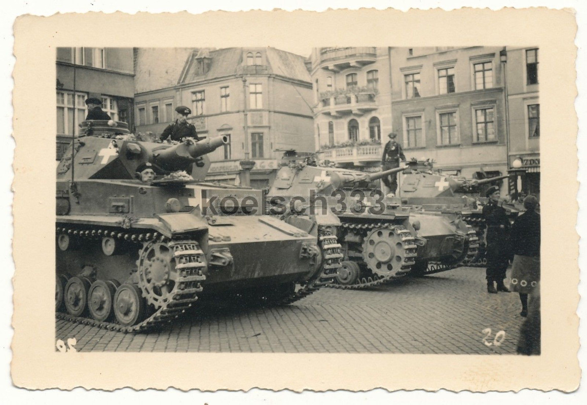 Foto Panzermänner mit Panzer III und IV in Polen 1939 Polenfeldz