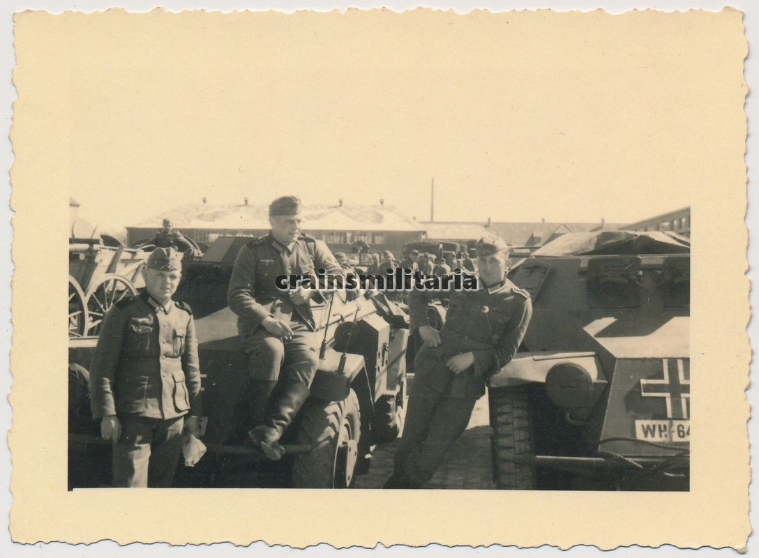Orig. Foto Soldaten bei SdKfz 221 Panzerspähwage
