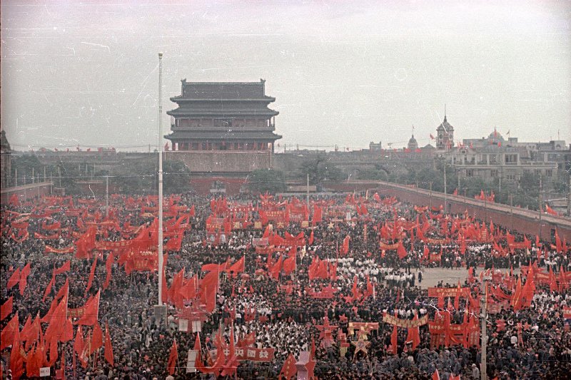 Провозглашение Китайской Народной Республики 1 октября 1949 г. Провозглашение Китайской Народной Республики 1 октября 1949 г. снимке, Владиславович, Владислав, Микоша, серой, куртке, СНИМКОВ, МНОГОМНОГО, КАТОМ, фотокинооператор, советский, случаю, октября, Тяньаньмэ́нь, площади, провозглашение, Китайской, автор, республики, Народной