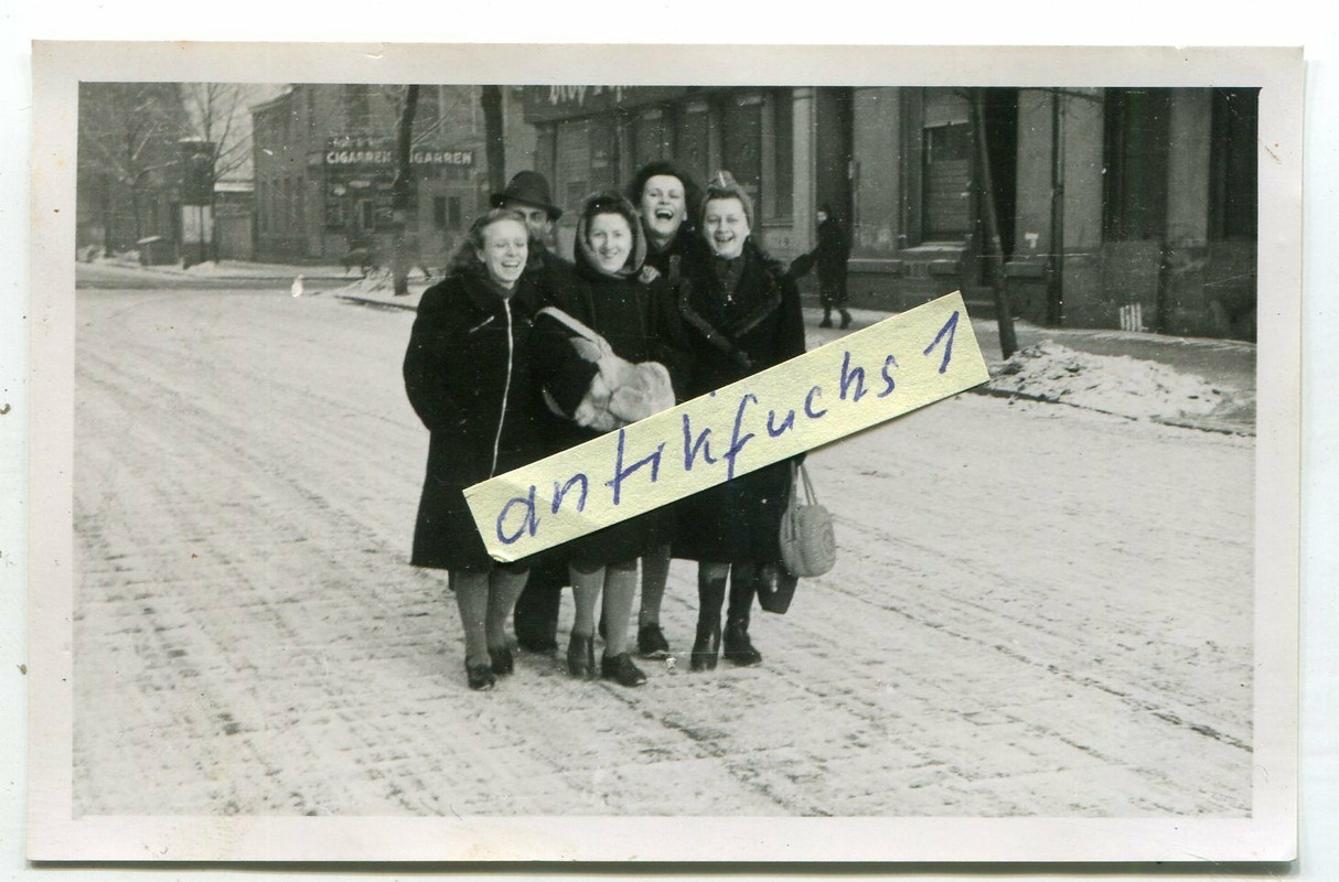 4 Frauen in der Lehder Straße in Berlin-Weißensee 1945