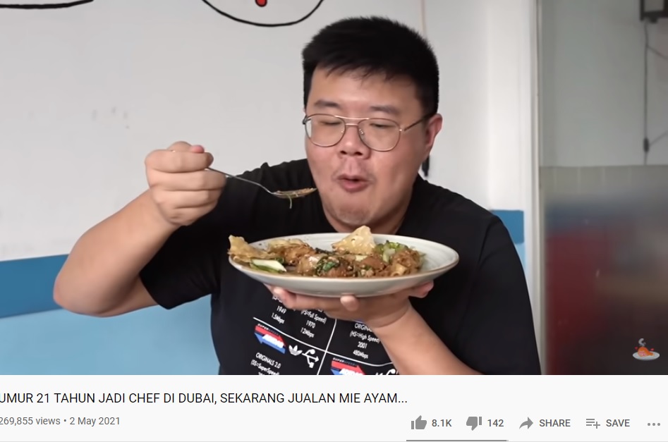 Anak Kuliner saat mencicipi Pangsit Goreng, salah satu menu di Tempat Dahar.