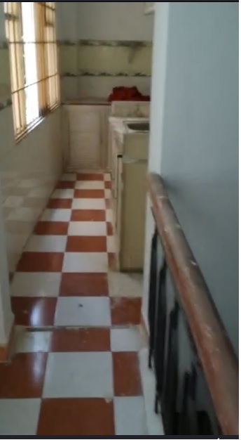 Bếp nằm phía sau, tầng lửng