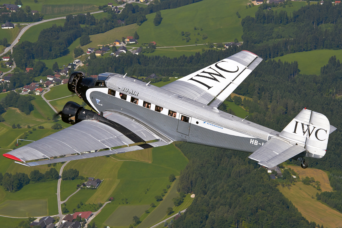Avions volants sauves de la casse WWII - Page 25 Ju-Air-Junkers-Ju-52-in-flight-over-Austria