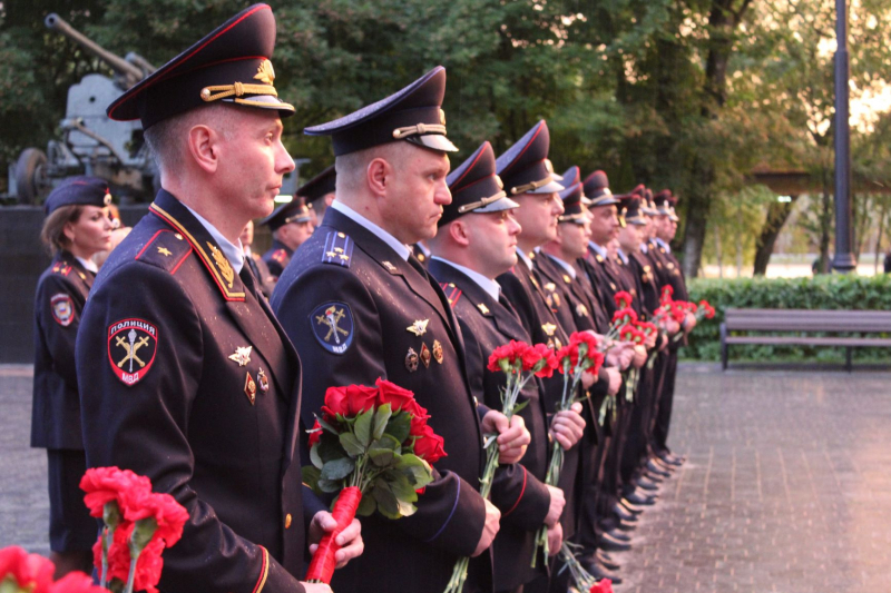 Sotrudniki-policii-Vostocnogo-okruga-zazgli-Sveci-pamati-v-85-u-godovsinu-nacala-Velikoj-Otecestve