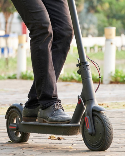 Человек на электросамокате