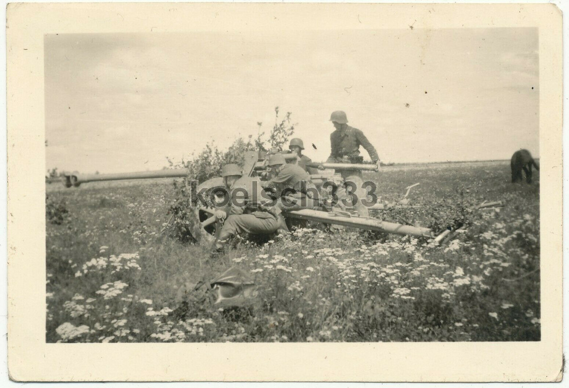 Foto Panzerjäger lädt 7,5cm PaK Geschütz mit Granate an der Ostfront in Russland