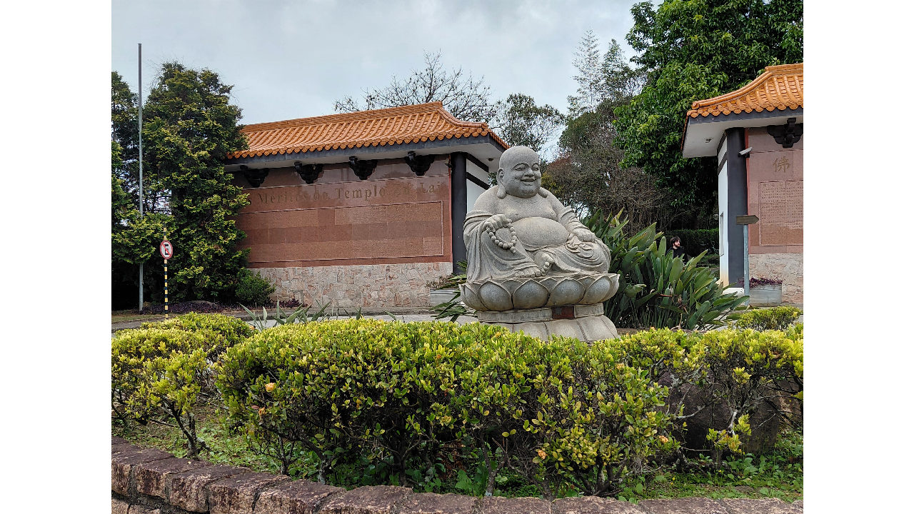 entrada do Templo Zu Lai, com uma estátua de Buda