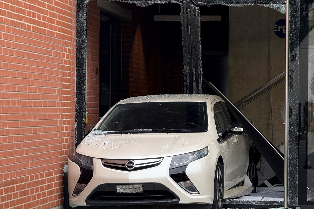   polizei Zürich - Einbruch in Waffengeschäft -  Pfungen  