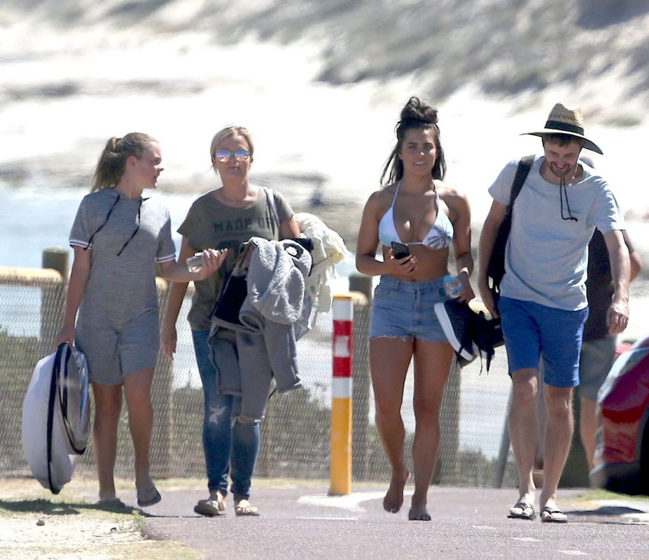 Holly-Young-UpskirtSTARS.com (34)