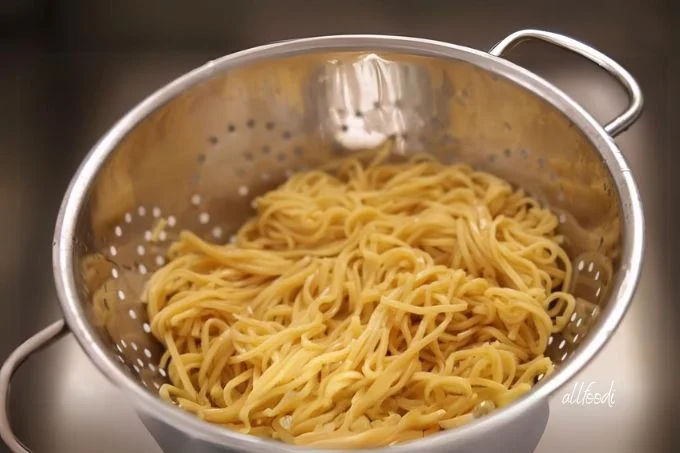 Transfer noodles in to a bowl